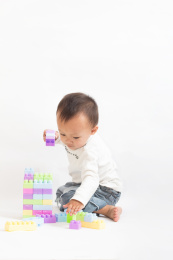 在玩积木的可爱的两岁小男孩