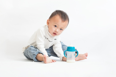 在喝牛奶的可爱的两岁小男孩