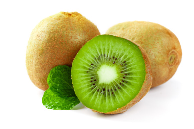 白底上放着一堆猕猴桃和猕猴桃切面