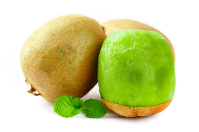 白底上放着猕猴桃和猕猴桃果肉