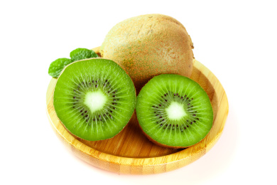 白底上放着一盘子猕猴桃和猕猴桃切面