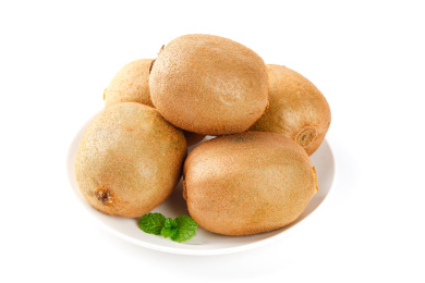 白底上放着一盘徐香猕猴桃