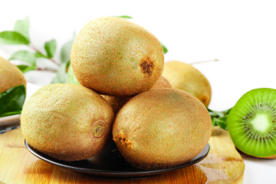  木底上放着一盘徐香猕猴桃