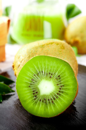 黑底上放着切开的猕猴桃