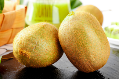 黑底上放着二个徐香猕猴桃