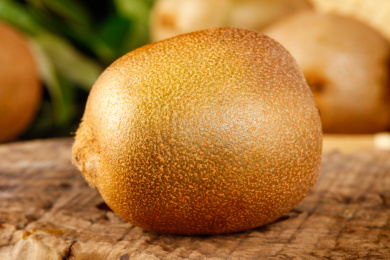 木底上放着一个徐香猕猴桃