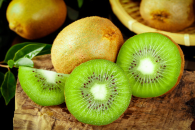 木底上放着猕猴桃和猕猴桃切面