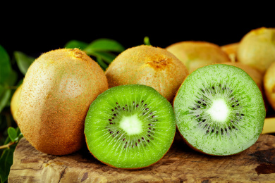 木底上放着一盘猕猴桃和猕猴桃切面