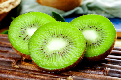 木底垫子上放着切开的绿心猕猴桃