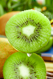 木底上放着猕猴桃果肉特写