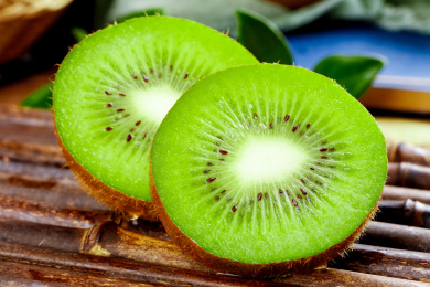 木底上放着猕猴桃果肉特写