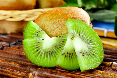 木底上放着猕猴桃果肉特写