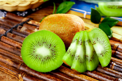 木底上放着猕猴桃果肉特写