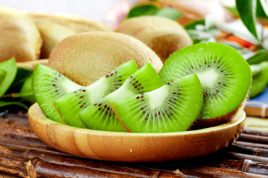 木底上放着一盘切开的猕猴桃 