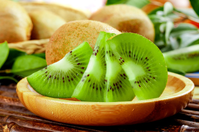 木底上放着一盘猕猴桃果肉 