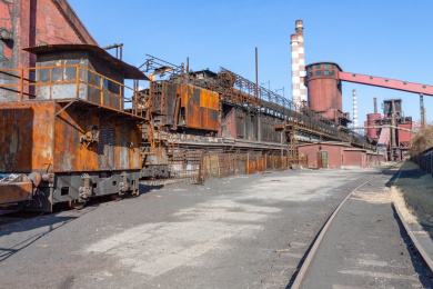 废弃停产的北京首钢工业建筑设备厂房