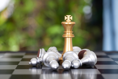 国际象棋中金色的国王棋子被对方一堆银色的兵棋子围困