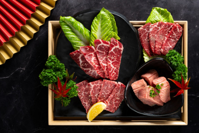 盛放在木质托盘里的日式和牛肉片套餐