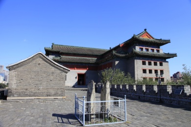 中国北京明城墙遗址公园中的东南城墙角楼(又称东便门箭楼)