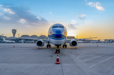 机场跑道停机坪上的客机