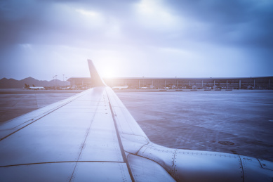 机场跑道停机坪上的客机