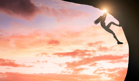 美丽大自然下攀岩正能量积极励志剪影概念