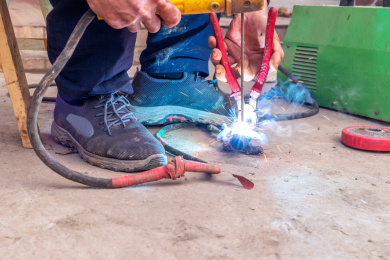 电焊焊接时产生的火花