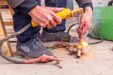 电焊焊接时产生的火花