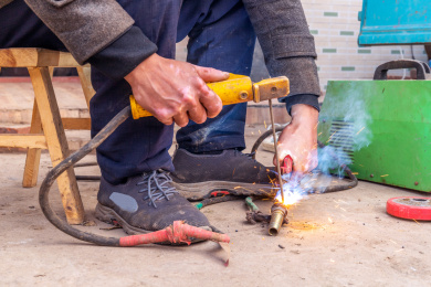电焊焊接时产生的火花
