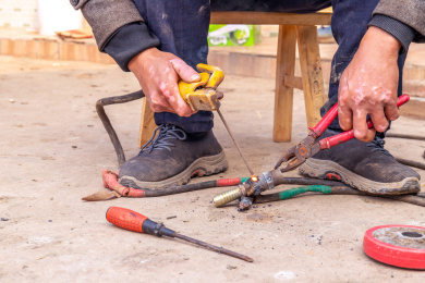 工人正在用电焊焊接金属