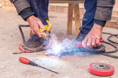 电焊焊接时产生的火花