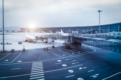 机场跑道停机坪上的客机