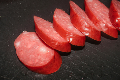 黑色背景中一份切好的哈尔滨红肠