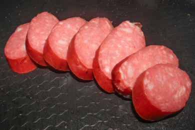 黑色背景中一份切好的哈尔滨红肠