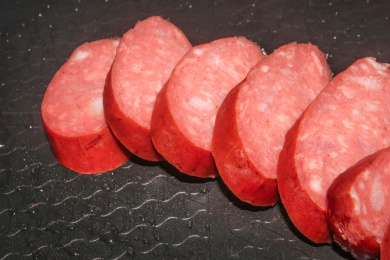 黑色背景中一份切好的哈尔滨红肠