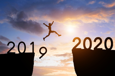 2020剪影人物跑跳过悬崖励志积极勇气概念