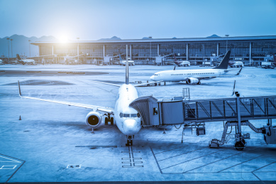 机场跑道停机坪上的客机