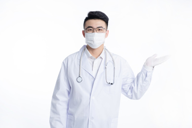 一位亚洲的年轻男医生正在戴一次性手套