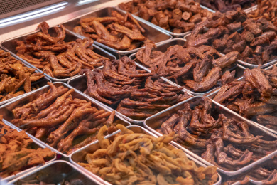 颜色诱人的酱鸭翅酱鸭爪酱鸭脖酱鸭肠特写