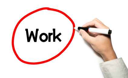 人手拿着黑色记号笔写着醒目的字体画出圆圈概念