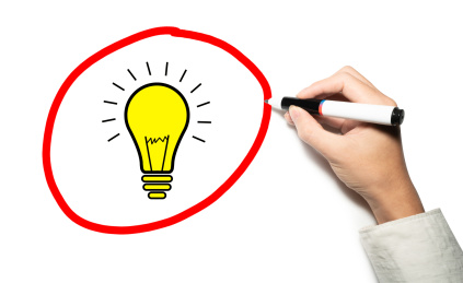 手拿着笔画出叹号感叹号电灯泡概念