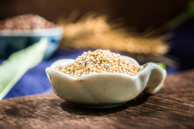 复古碟装着的白色藜麦