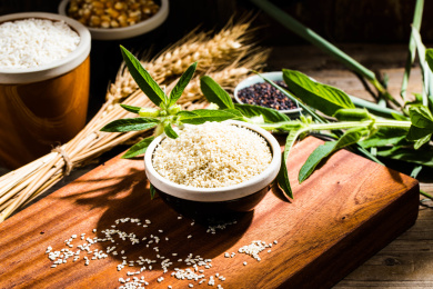 用碗装着的白芝麻