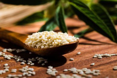 装在木勺里的白芝麻