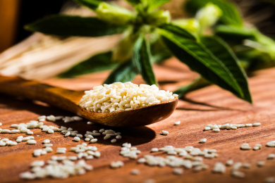 装在木勺里的白芝麻