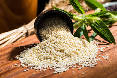 黑色杯倒了撒落在木板上的白芝麻