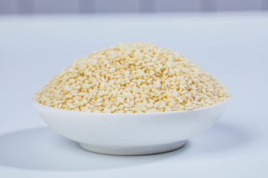 白瓷碗装着的白芝麻