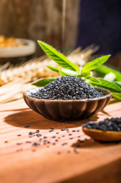 用复古碟装着的黑芝麻