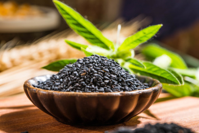 用复古碟装着的黑芝麻