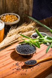 用复古碟装着的黑芝麻